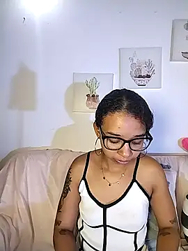 Snapshot of Suzanelee1 chatting on October 30, 2025, 4:00 am Suzanelee1 online show from October 30, 2025, 4:00 am