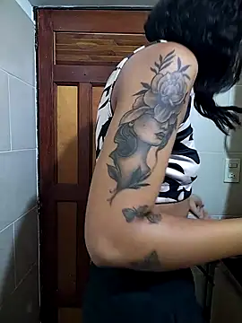 Snapshot of Suzanelee1 chatting on October 24, 2025, 1:43 pm Suzanelee1 online show from October 24, 2025, 1:43 pm