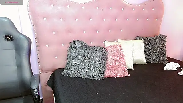 Snapshot of Sophia_Stonee chatting on November 7, 2025, 11:26 am Sophia Stonee online show from November 7, 2025, 11:26 am