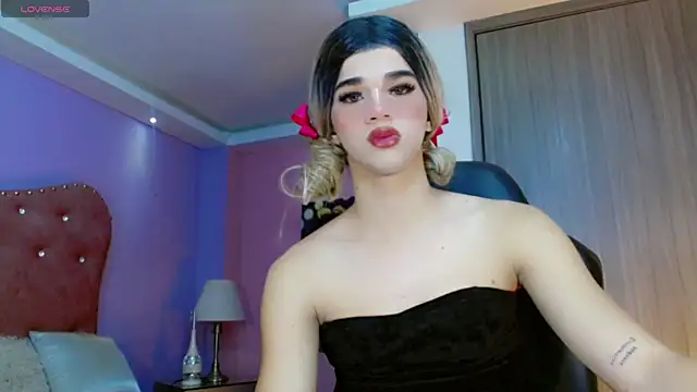 Snapshot of Sophia_Stonee chatting on October 1, 2025, 11:36 am Sophia Stonee online show from October 1, 2025, 11:36 am