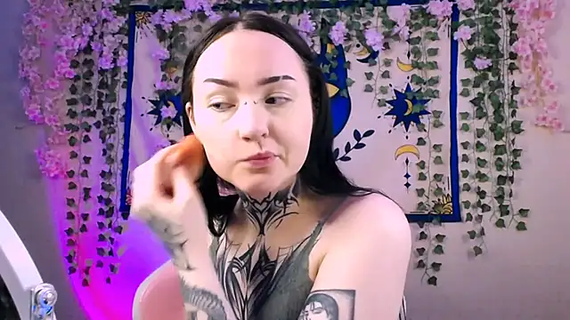 MollyKissy online show from April 17, 2026, 5:10 am