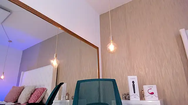 Snapshot of Lucy_Lu17 chatting on October 4, 2025, 10:06 am Lucy Lu17 online show from October 4, 2025, 10:06 am