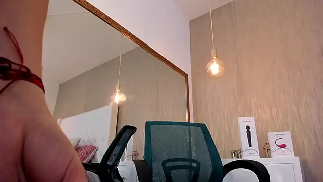 Snapshot of Lucy_Lu17 chatting on October 3, 2025, 12:06 pm Lucy Lu17 online show from October 3, 2025, 12:06 pm