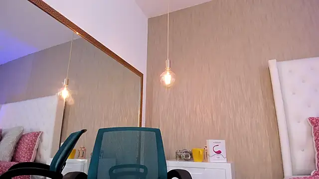 Snapshot of Lucy_Lu17 chatting on September 30, 2025, 12:33 pm Lucy Lu17 online show from September 30, 2025, 12:33 pm