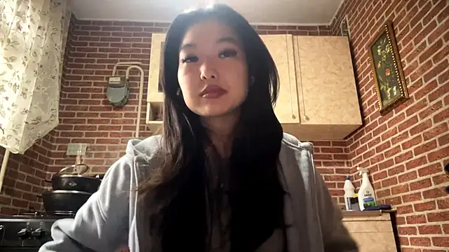 EmmaLeexth online show from March 5, 2026, 10:12 am