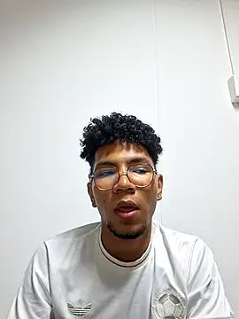 Snapshot of Andrew_bonnie chatting on September 20, 2025, 12:26 am Andrew bonnie online show from September 20, 2025, 12:26 am
