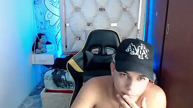 Skylerr  online show from September 17, 2025, 6:43 pm