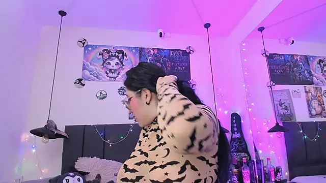 SabrinaV  online show from April 15, 2026, 11:27 am