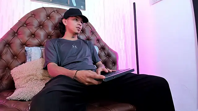 noah blake0 online show from October 22, 2025, 2:44 am