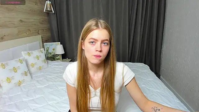 Alisa Glamour online show from November 14, 2025, 2:43 pm