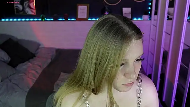 Layla Glam online show from September 24, 2025, 5:03 am