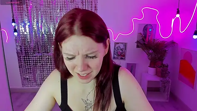 Layla Glam online show from October 17, 2025, 1:24 pm