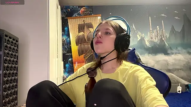 Elira Breeze online show from March 13, 2026, 5:07 pm