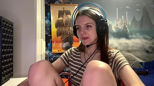 Elira Breeze online show from November 7, 2025, 1:59 pm