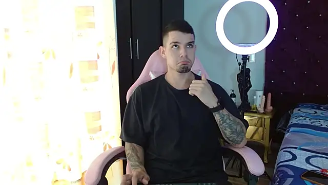 Snapshot of BooyHott_ chatting on November 4, 2025, 6:44 pm BooyHott online show from November 4, 2025, 6:44 pm