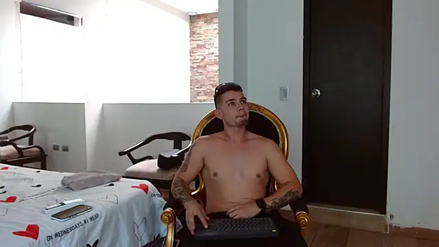 Snapshot of BooyHott_ chatting on October 9, 2025, 7:25 pm BooyHott online show from October 9, 2025, 7:25 pm