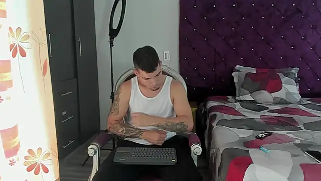 Snapshot of BooyHott_ chatting on October 10, 2025, 7:25 pm BooyHott online show from October 10, 2025, 7:25 pm