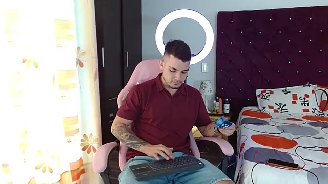 Snapshot of BooyHott_ chatting on October 30, 2025, 7:00 pm BooyHott online show from October 30, 2025, 7:00 pm