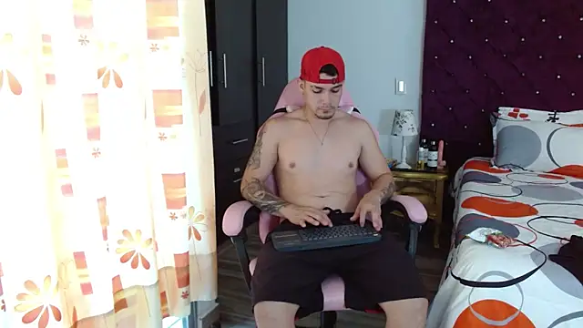 Snapshot of BooyHott_ chatting on October 22, 2025, 7:24 pm BooyHott online show from October 22, 2025, 7:24 pm