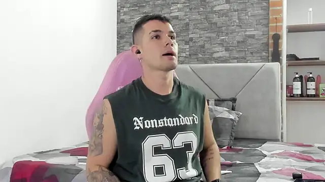 Snapshot of BooyHott_ chatting on February 6, 2026, 7:43 pm BooyHott online show from February 6, 2026, 7:43 pm