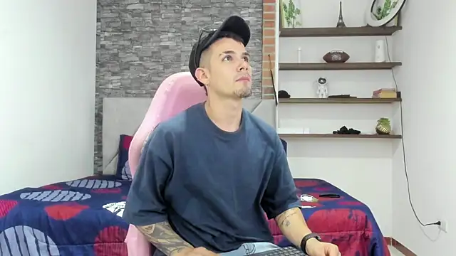 Snapshot of BooyHott_ chatting on February 19, 2026, 7:44 pm BooyHott online show from February 19, 2026, 7:44 pm