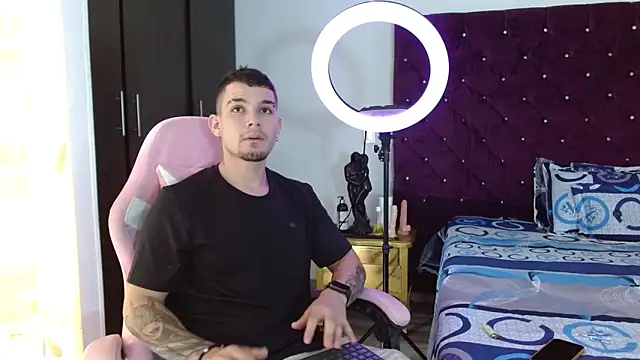 Snapshot of BooyHott_ chatting on November 5, 2025, 6:44 pm BooyHott online show from November 5, 2025, 6:44 pm