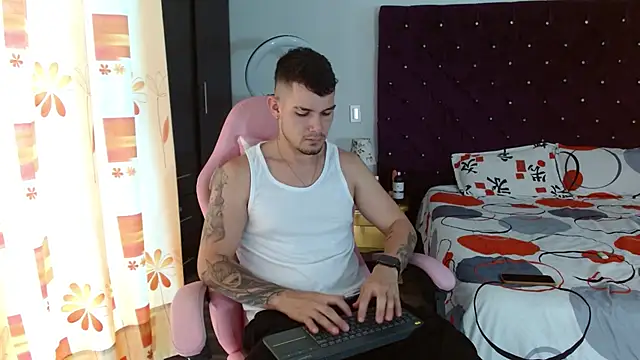 Snapshot of BooyHott_ chatting on October 31, 2025, 6:48 pm BooyHott online show from October 31, 2025, 6:48 pm