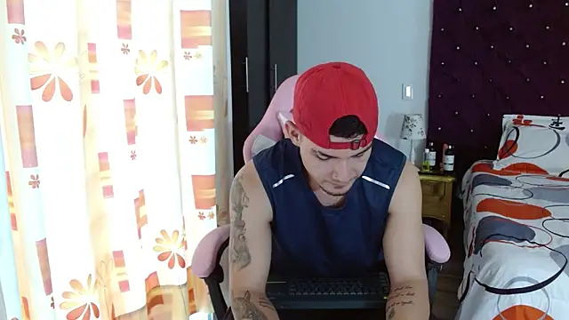 Snapshot of BooyHott_ chatting on October 25, 2025, 7:25 pm BooyHott online show from October 25, 2025, 7:25 pm