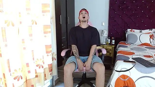 Snapshot of BooyHott_ chatting on October 24, 2025, 7:35 pm BooyHott online show from October 24, 2025, 7:35 pm