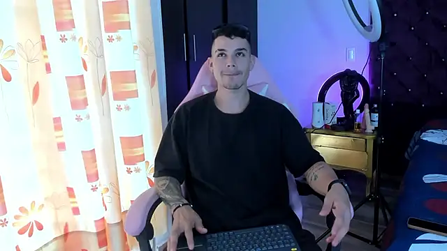 BooyHott  online show from November 24, 2025, 7:03 pm