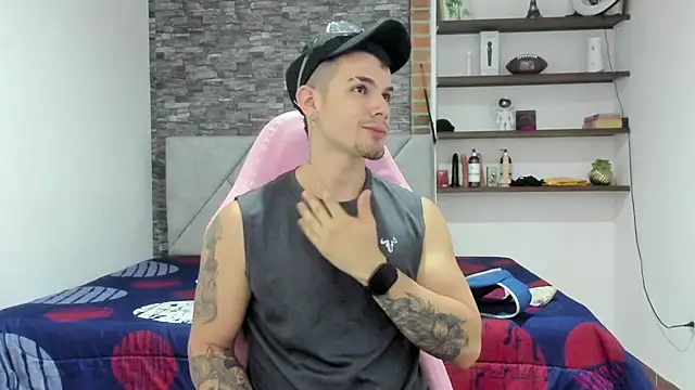 Snapshot of BooyHott_ chatting on February 18, 2026, 7:21 pm BooyHott online show from February 18, 2026, 7:21 pm