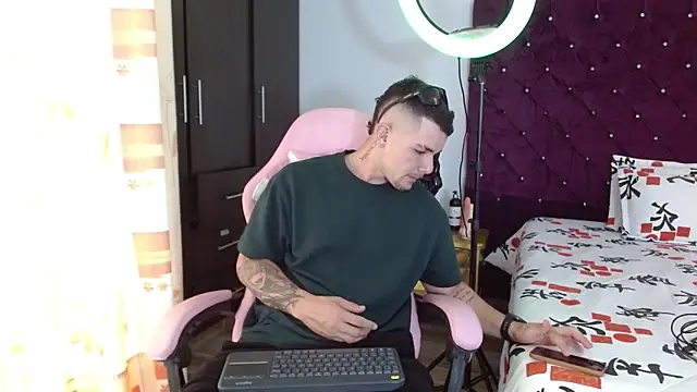 BooyHott  online show from November 10, 2025, 6:57 pm