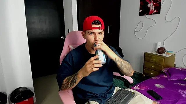 Snapshot of BooyHott_ chatting on October 16, 2025, 7:22 pm BooyHott online show from October 16, 2025, 7:22 pm