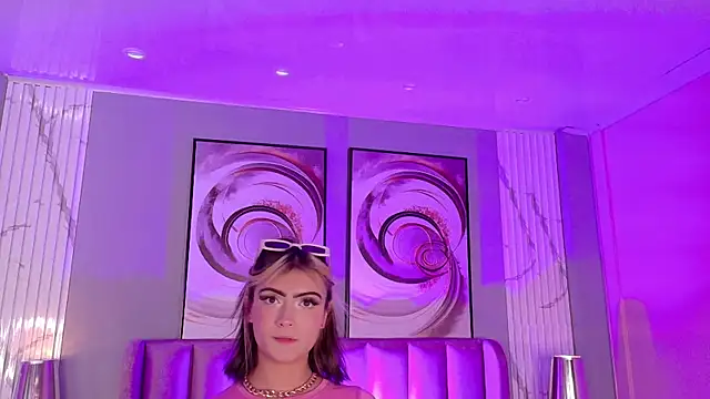 LuisaJonnes  online show from September 24, 2025, 1:06 pm