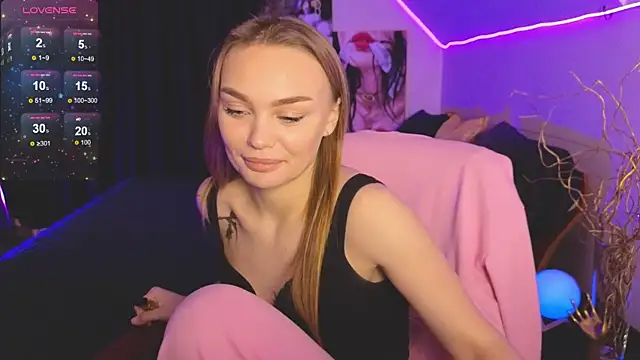 Snapshot of KitsyMoore chatting on October 4, 2025, 4:52 pm KitsyMoore online show from October 4, 2025, 4:52 pm