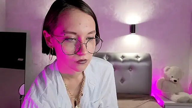 prettiestwinsor online show from November 13, 2025, 10:08 am