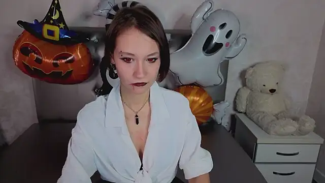 prettiestwinsor online show from October 28, 2025, 1:28 am