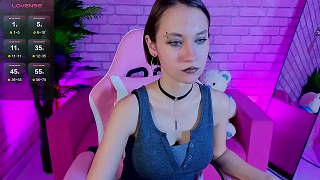 prettiestwinsor online show from November 14, 2025, 1:09 am