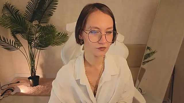 prettiestwinsor online show from November 6, 2025, 12:58 am