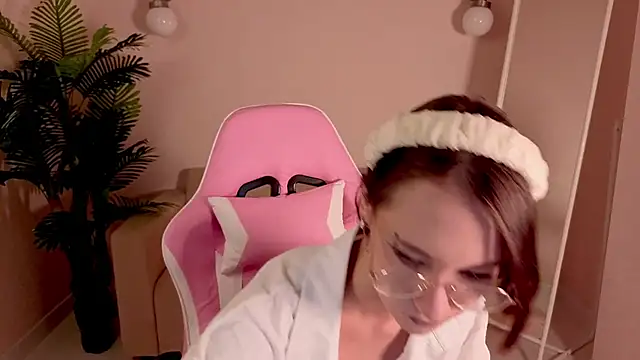 prettiestwinsor online show from October 25, 2025, 1:16 am