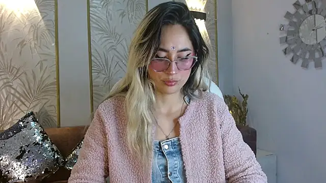 LunaaGrey  online show from November 5, 2025, 3:53 am