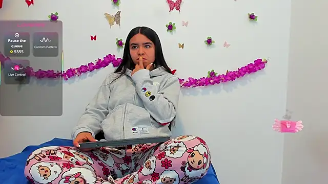 Annniie22 online show from January 8, 2026, 9:26 am