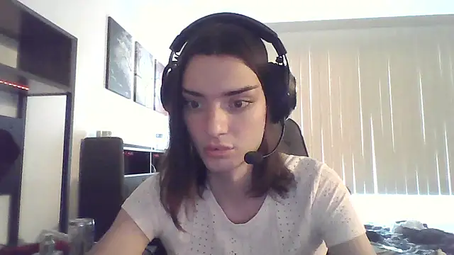 Snapshot of Luna_Samosienko chatting on October 1, 2025, 12:42 pm Luna Samosienko online show from October 1, 2025, 12:42 pm