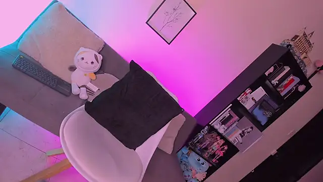 QueenAri  online show from October 2, 2025, 2:04 am