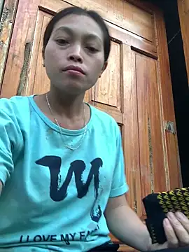 Snapshot of Halyy_xx chatting on October 18, 2025, 12:01 am Halyy xx online show from October 18, 2025, 12:01 am