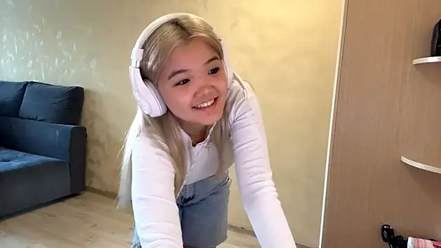 Snapshot of CarolannSide chatting on October 3, 2025, 5:09 am CarolannSide online show from October 3, 2025, 5:09 am