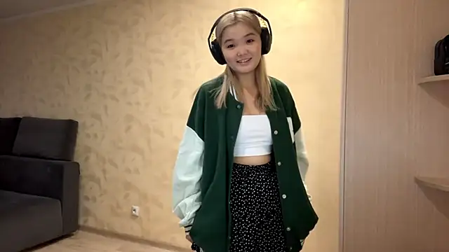 Snapshot of CarolannSide chatting on October 7, 2025, 5:08 am CarolannSide online show from October 7, 2025, 5:08 am