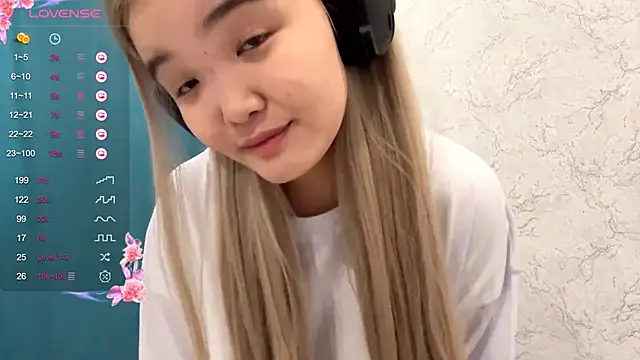 Snapshot of CarolannSide chatting on October 31, 2025, 5:26 am CarolannSide online show from October 31, 2025, 5:26 am