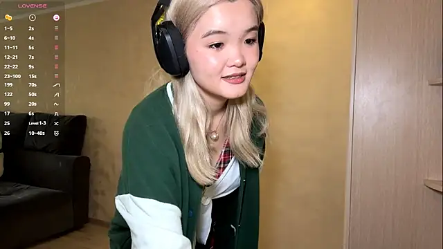 Snapshot of CarolannSide chatting on October 15, 2025, 5:17 am CarolannSide online show from October 15, 2025, 5:17 am