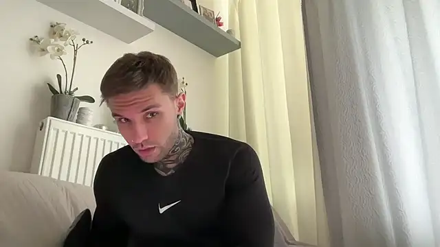 Larsskeet online show from October 25, 2025, 12:28 pm